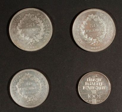null Lot de 4 pièces en argent , françaises:
- 2 pièces de 50 Francs 1975 et 1977
-...