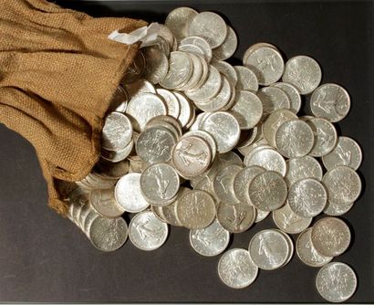 null 1 sac (N°3) d'environ 5 Kg contenant des pièces de 5 Francs en argent. Type...