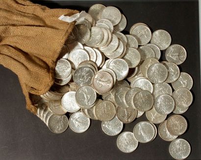 null 1 sac (N°16) d'environ 5 Kg contenant des pièces de 5 Francs en argent. Type...