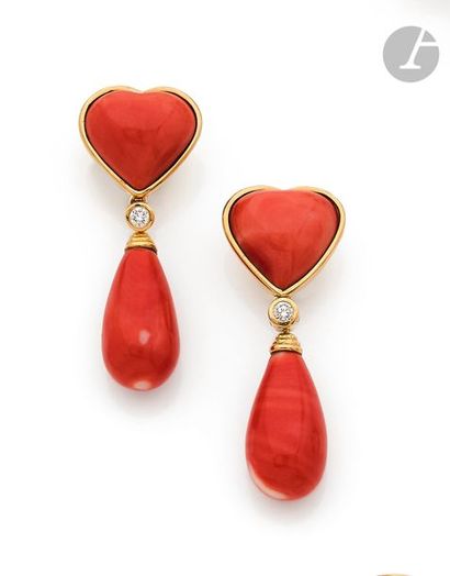 null Paire de pendants d’oreilles en or 18K (750) formés chacun d’un cœur en corail,...