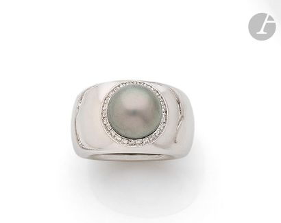 null CHRISTIAN DIOR
Large bague en or gris 18K (750), ornée d’une perle de culture...