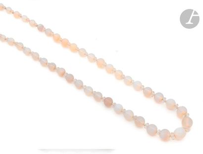 null Collier de 47 perles d’opales blanches en chute scandées de viroles facettées...