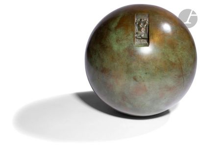 null Igor MITORAJ [polonais] (1944-2014)
Sphère, 1983
Epreuve en bronze patiné.
Signée...