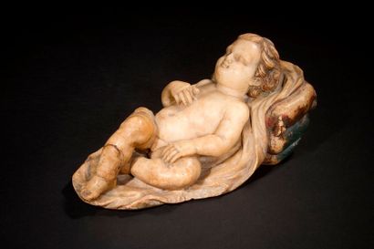 null Enfant endormi en albâtre sculpté avec restes de rehauts de polychromie. Allongé...