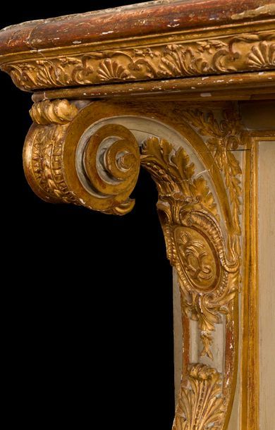 null Importante console de boiserie en bois peint et doré, le plateau à frise de...