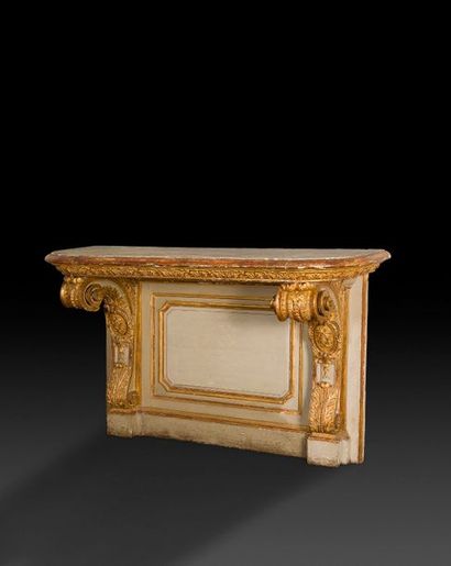 null Importante console de boiserie en bois peint et doré, le plateau à frise de...