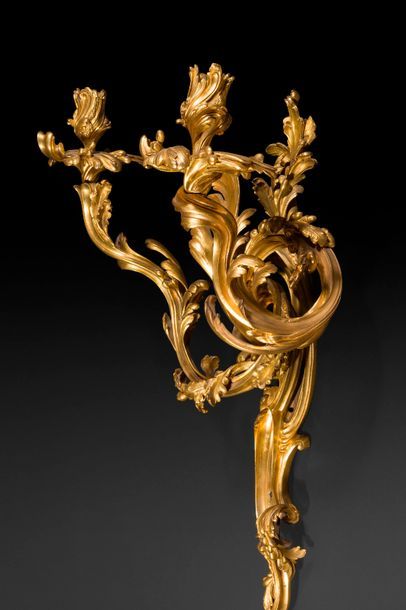 null Paire de bras de lumière en bronze doré à deux branches en enroulement, à décor...