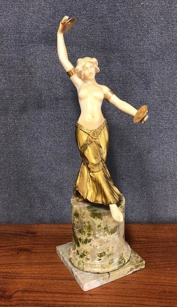 null Louis SOSSON (act.1905-1930)

Danseuse aux cymbales

Bronze chryséléphantine

Bronze...