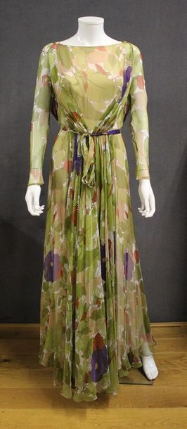 null GRES Paris 1970 

Robe longue en mousseline imprimée d'un motif floral multicolore,...