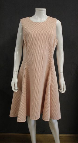 null DKNY circa 2015

Robe patineuse sans manche en maille spandex nude, encolure...