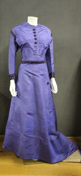 null Ensemble 1860 en taffetas bleu, jupe entièrement démontée, se porte avec un...
