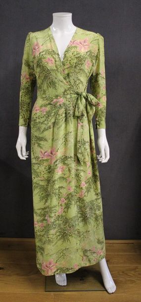 null Robe 1968/1970 longue en soie imprimée à motif floral et ramages multicolores...
