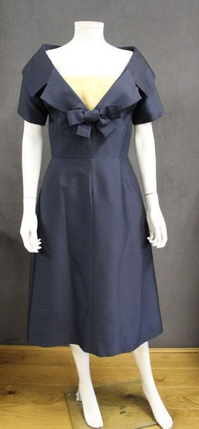 null Robe 1955 en soie marine, col châle sur modestie, petites manches. (Modestie...