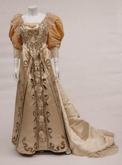 null WORTH Paris 1891 

Robe de mariée en satin écru, jupe à traîne, corset brodé...