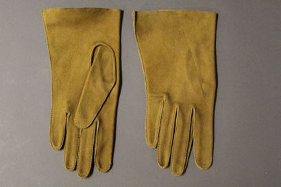 null HERMES Paris made in France 

Paire de gants en chevreau suédé beige. T.7. Très...