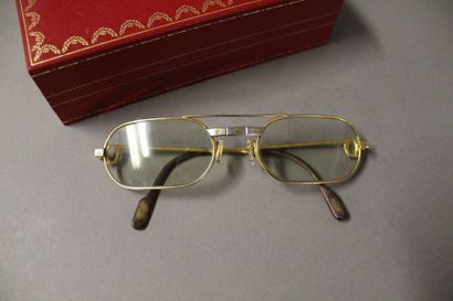 null CARTIER 

Paire de lunettes de vue "Love" en métal doré, et acier. Boîte d'origine....