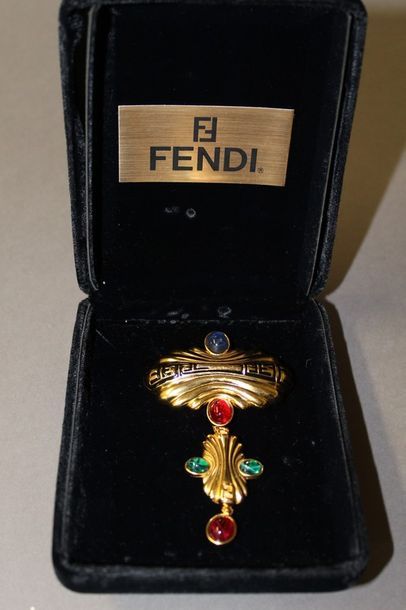 null FENDI 

Broche en métal doré, motif ovale cannelé, émaillé noir du sigle de...