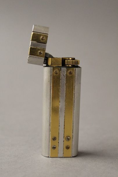 null CARTIER n°78575M 

Briquet en métal argenté, doré brossé, orné de motifs de...