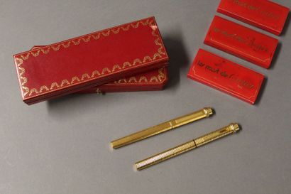 null Les Must de CARTIER 

Ensemble "Trinity" en métal doré comprenant un stylo-bille...