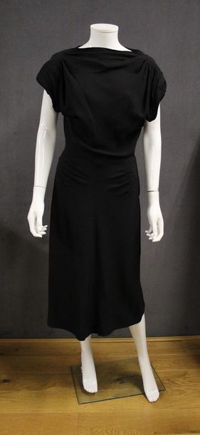 null Robe 1930 en crêpe noir, encolure et emmanchure drapées, jupe légèrement évasée...