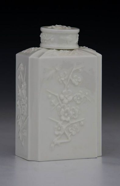 null SEVRES (Manufacture Nationale), 2005

BOITE A THE en porcelaine blanche à décor...