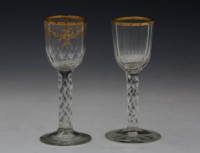 null 16 VERRES A VODKA de deux modèles en cristal taillé de Style XVIIIème Siècle...