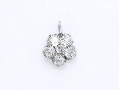 null Pendentif en or 750 et argent 800 millièmes décoré d'une fleur habillée de diamants...