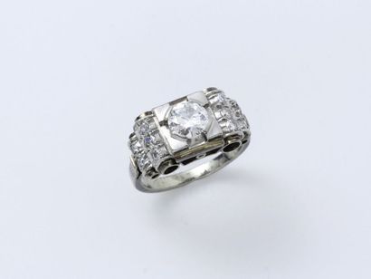 null Délicate bague en or gris 750 et platine 850 millièmes centrée d'un diamant...