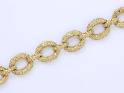 null Bracelet articulé en or 750 millièmes froissé composé d'anneaux stylisés, agrémenté...