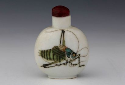 null CHINE marque et Epoque Daoguang (1820-1850) - FLACON TABATIERE en porcelaine...