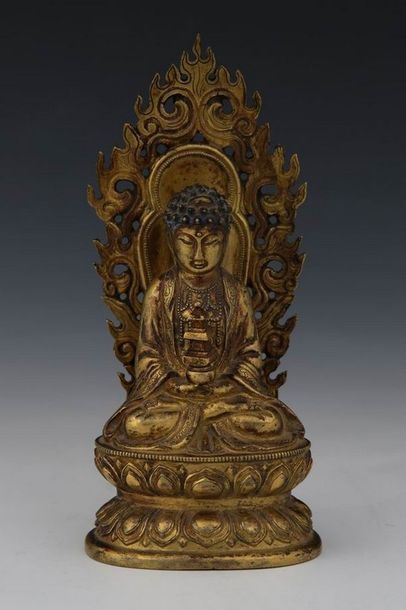 null CHINE Vers 1900 - Statuette en bronze doré représentant un Bouddha assis sur...