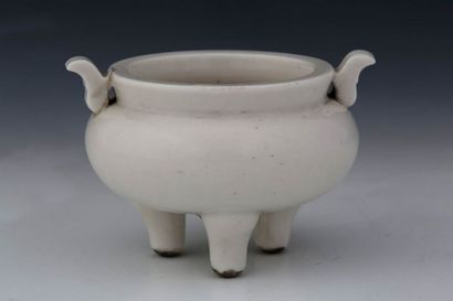 null CHINE Période Kangxi (1654-1722) - BRULE PARFUM en porcelaine et émail crème...