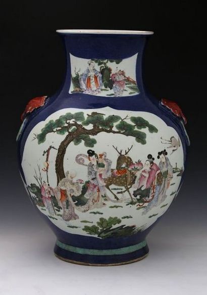 null CHINE Vers 1900 - IMPORTANT VASE HU en porcelaine et émaux polychrome sur fond...