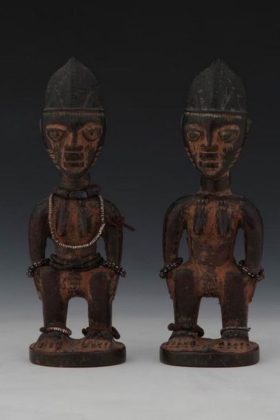 null YOROUBA NIGERIA Paire de statuettes féminines Ere Ibeji	Style de OYO 

Lignage...