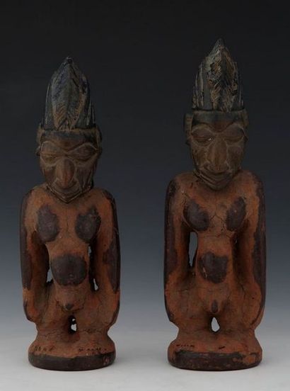 null YOROUBA NIGERIA Paire de statuettes masculines Ere Ibeji	

Style d'IGBOMINA...