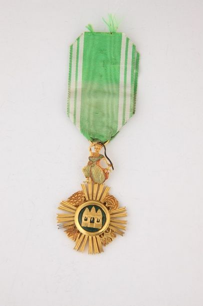 null CAMBODGE 

ORDRE ROYAL DE SOWATHARA

Croix de chevalier. 

Bronze doré et ciselé,...