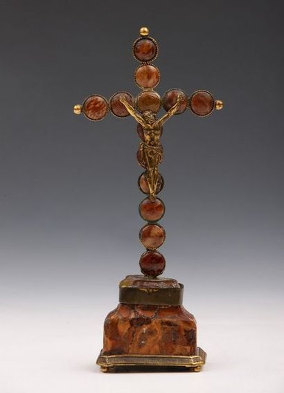 null CRUCIFIX en pierre dure avec Christ et monture en laiton doré.

Italie, XVIIIe...