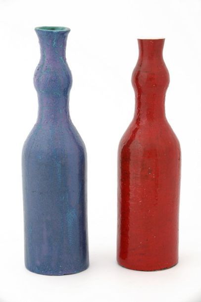 null LES ARGONAUTES (XXème)

Deux bouteilles renflées 

Céramique émaille bleu et...