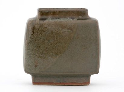 null Pierre CULOT (1938-2011)

Vase méplat

Grès émaillé 

Signé

H. 14 cm



Note...