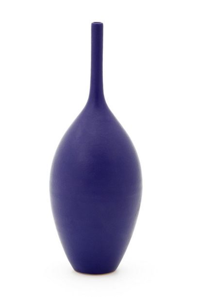 null Atelier MADOURA 

Vase soliflore 

Céramique émaillée bleu

Signé 

H. 24,5...