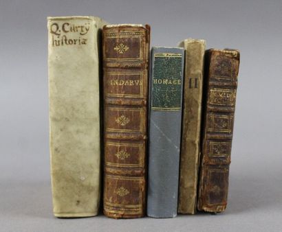 null LOT de 5 volumes in-16 ou in-24 :

a) Q. Curti Rufi. Historiarum libri. Ex Officina...