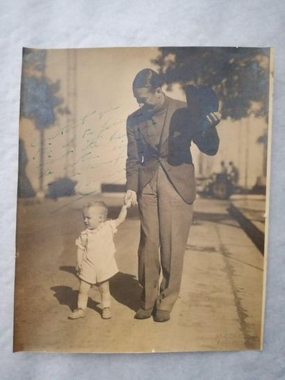 null 1- CHEVALIER (Maurice) chanteur, acteur français (1880-1972) 	 

Photographie...