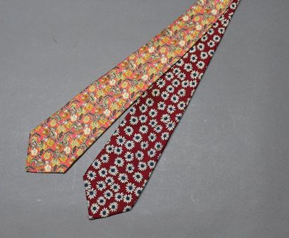 null HERMES Paris

Lot de deux cravates en twill de soie imprimée. Très bon état