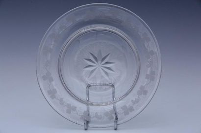 null SUITE DE 13 ASSIETTES PLATES en cristal taillé du XIXème Siècle à décor Style...