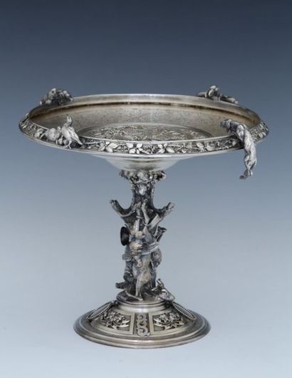 null SURTOUT DE TABLE de la Fin du XIXème Siècle en bronze argenté à décor de trophées...