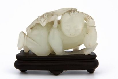null CHINE XIXème Siècle

SUJET en jade céladon sculpté d'un enfant et loir

L.6...