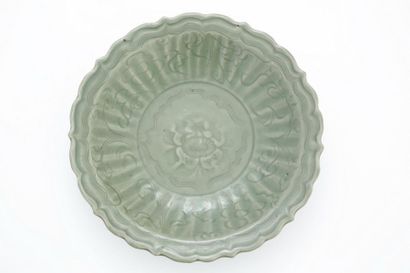 null CHINE Dynastie MING (1368-1644)

PLAT CIRCULAIRE de type Longquan en grés porcelaineux...