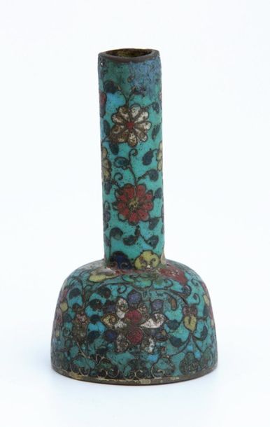 null CHINE Dynastie Ming (1368-1644)

PETIT VASE tube en bronze et émaux cloisonnés...
