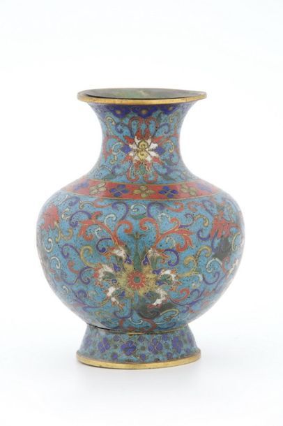 null CHINE XIXème Siècle 

PETIT VASE balustre en bronze et émaux cloisonnés 

à...