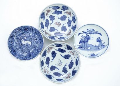 null CHINE XVIIIème - XIXème Siècle

Lot de quatre COUPES en porcelaine bleu blanc,...